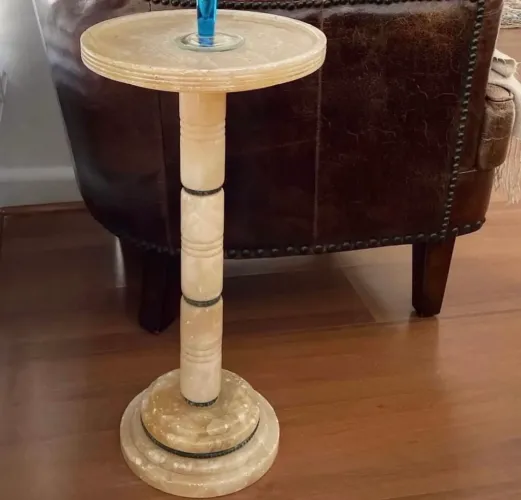 Mesa de apoio lateral/ coluna alabastro