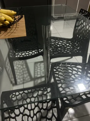 Mesa de vidro com 4 cadeiras