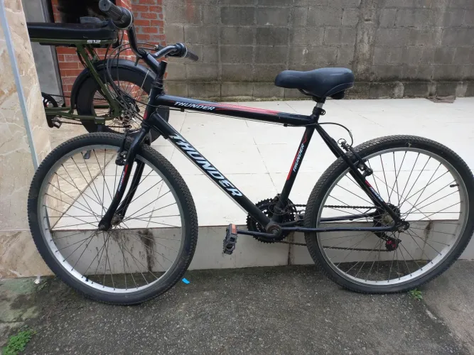 Bicicleta modelo Thunder de estilo passeio/utilitário urbano (aro 26),