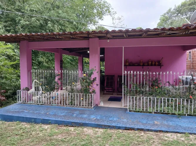 CASA DE VERANEIO Com rio no fundo.
