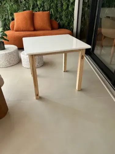Mesa Retangular Mdf Pé Palito Decorativa Sem Cadeiras (Usado)