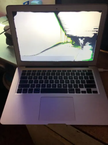MacBook Air A1369 - SSD 256GB/4GB memória (tela quebrada) funcionando normalmente