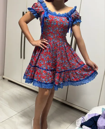 Vestido de festa junina, na cor vermelha com lindos detalhes azul