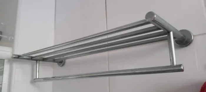 Porta toalha em aço Inox, tam 55x22 cm. com suporte para prender na parede.