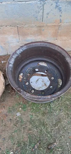 Roda de caminhão para fazer churrasqueira.