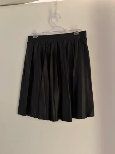 Saia plissada ZARA em excelente estado, preta. Tamanho 10 anos.