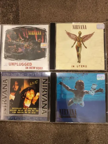 Lote de coleção com 4 CDs do Nirvana, todo em ótimo estado.