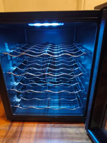 Adega climatizada Philco para 16 garrafas