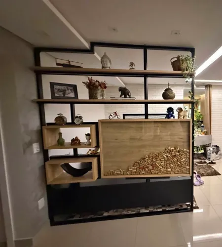 Estante Planejada com Painel de TV Giratório - Excelente Estado