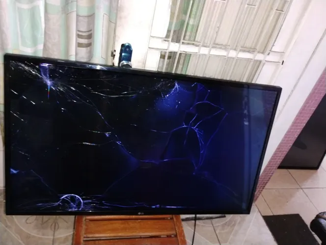 TV LED SMart LG 43 Polegadas Modelo 43LH5700 defeito tela trincada ligando
