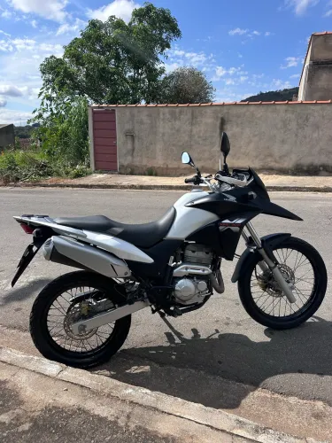Vende-se Xre 300 ano 2015