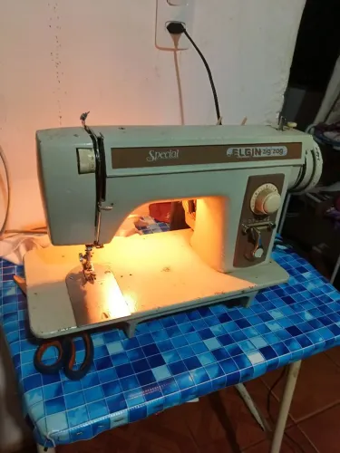 MÁQUINA DE CUSTURA C/ MOTOR 127V