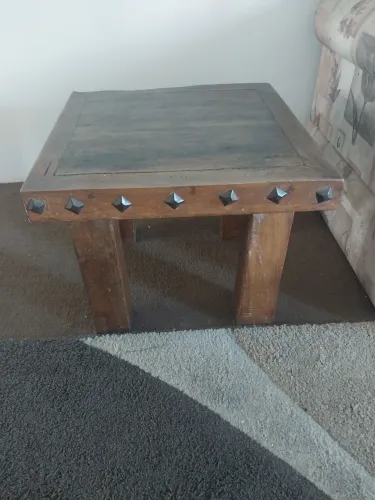 Vendo urgentemente mesa maciça de madeira para canto sala e sofá com enfeites de aço