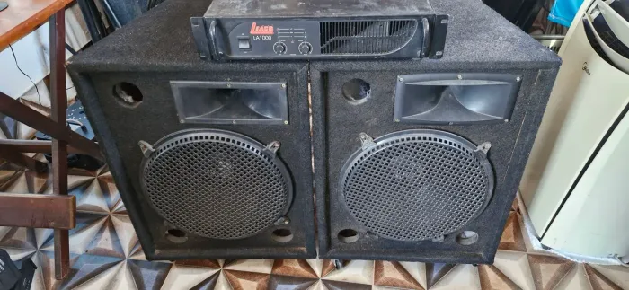 Vendo caixas de som de 15 polegadas 500w com t.i e divisor mais amplificador leacs to novo