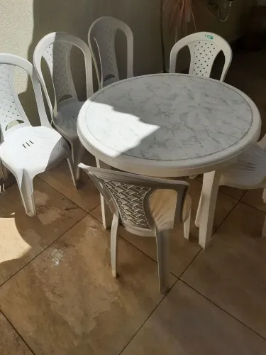 Jogo de mesa com 6 cadeiras. 
