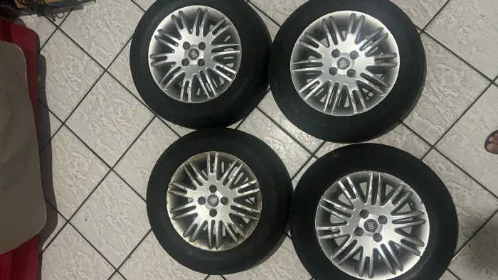 ? Vende-se Rodas Fiat linea Aro 15 Pneu menos de meia vida ?