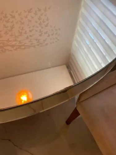 Mesa de vidro redonda com cadeiras
