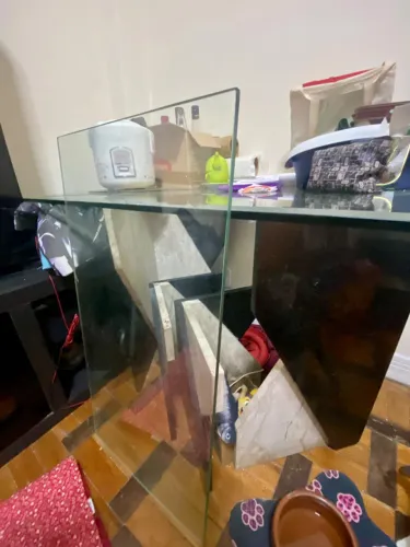 Conjunto de Mesas com Tampo de Vidro Temperado, bases de Granito Preto e Mármore Bege Bahi