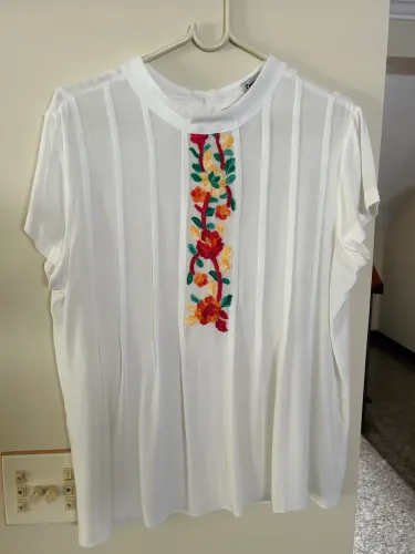 Blusa off white bordada 