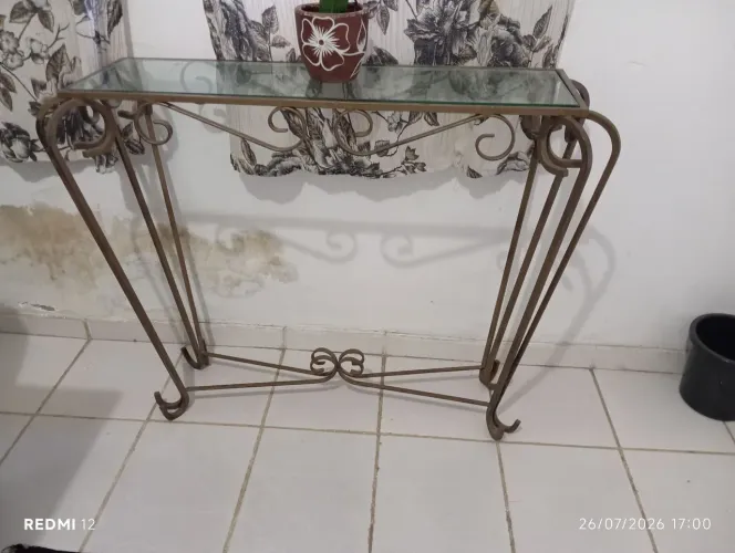 Aparador de ferro com tampa de vidro