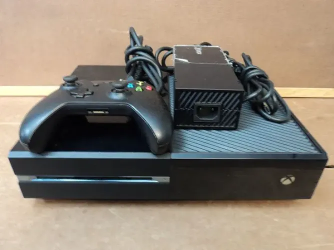 XBOX ONE FAT BEM CONSERVADO