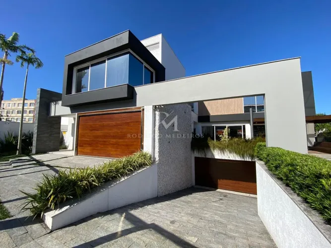 Casa de 4 suítes com automação e vista para o mar à venda em Coqueiros, Florianópolis-SC