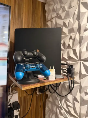 Vídeo game ps4 pro 2 controles 3 jogos físicos pra sai rápido 1500