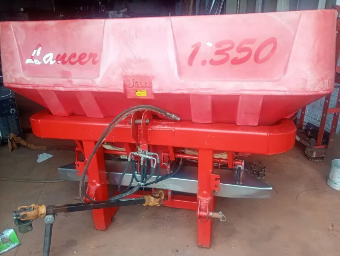 Esparramadeira de adubo Lancer 1350 jam