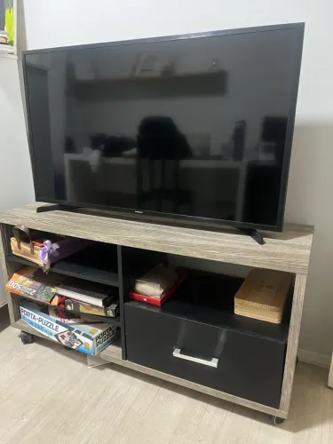 Rack para TV com rodinhas e portas