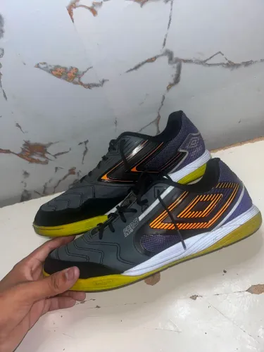Tênis de futsal umbro pro5