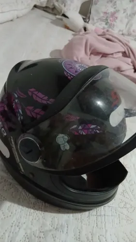 Capacete com um defeito na viseira, numeração 56