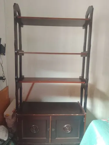 Estante com armário inferior
