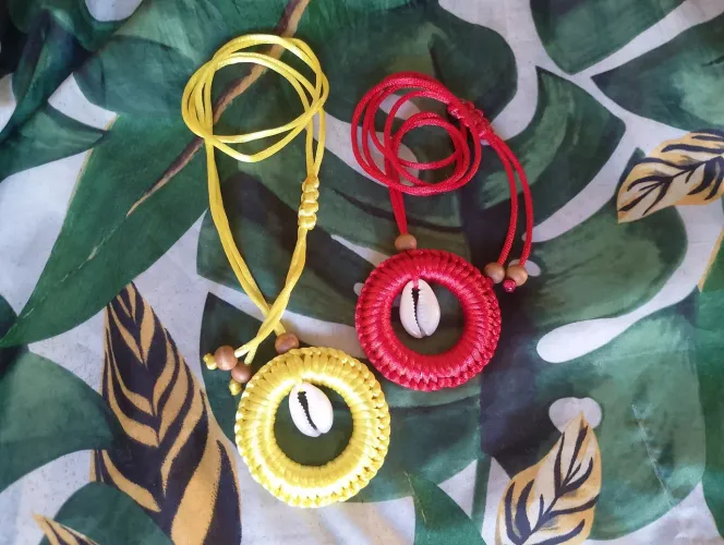Colar de macramê com búzios