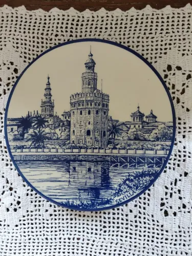 Prato espanhol em porcelana branca com decoração em azul marinho