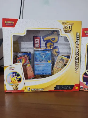 Box com pôster coleção 30 anos pokemon TCG lacrado