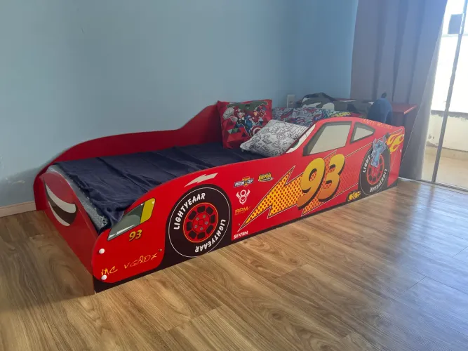 Cama solteiro infantil Relâmpago McQueen Carros com Colchão