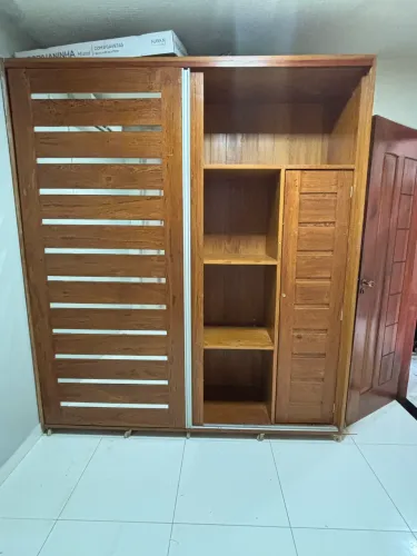 Vendo guarda-roupa roupa de madeira sob medida, 3.000 , porém podemos negociar