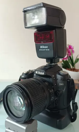 Nikon D90 (16,7k) + Grip + objetiva 18-105 VR + flash SB-600