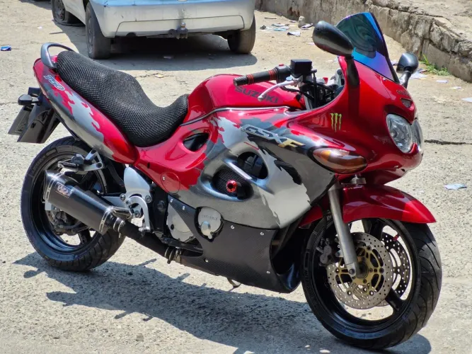Suzuki GsxF 750