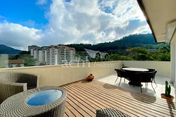 Condomínio Granja Brasil. Cobertura ensolarada, com linda vista e total privacidade. Prime