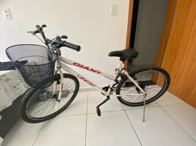 Bicicleta Giant Branca Aro 26 com Cesto 