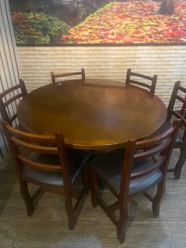 Vende-se Mesa Redonda com 6 cadeiras