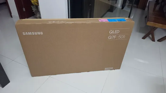 TV 50 POLEGADAS QLED SAMSUNG COM PORDAS INFINITAS E CONTOLE REMOTO COM CARREGAMENTO SOLAR