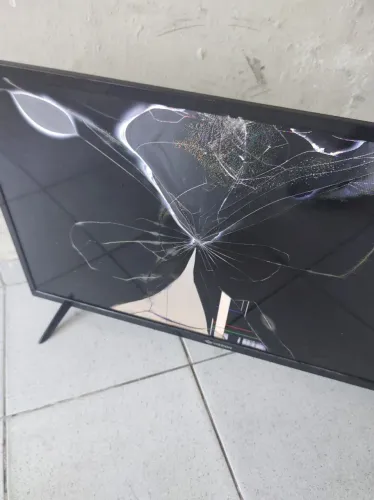 TV COM A TELA QUEBRADA MAS COM A PLACA FUNCIONANDO PERFEITAMENTE