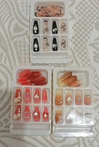 24 unidades de Unhas Postiças decoradas c/cola 