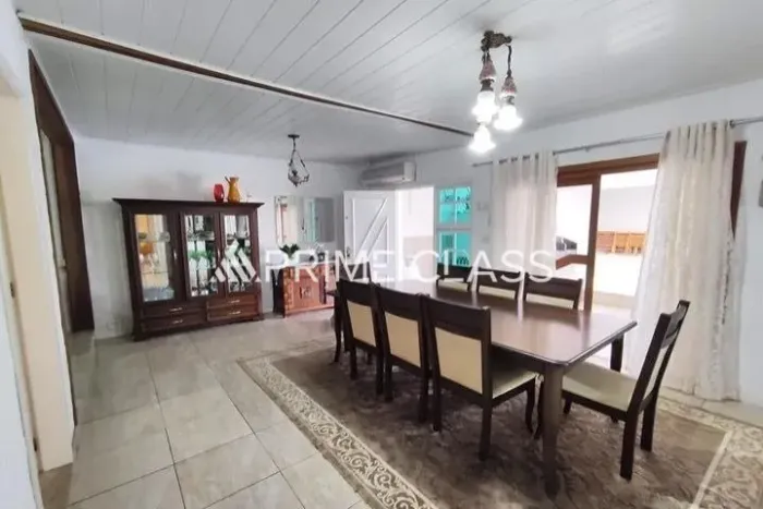 Casa 5 dormitórios sendo 3 suítes, 4 vagas cobertas, Bairro Igara - Canoas