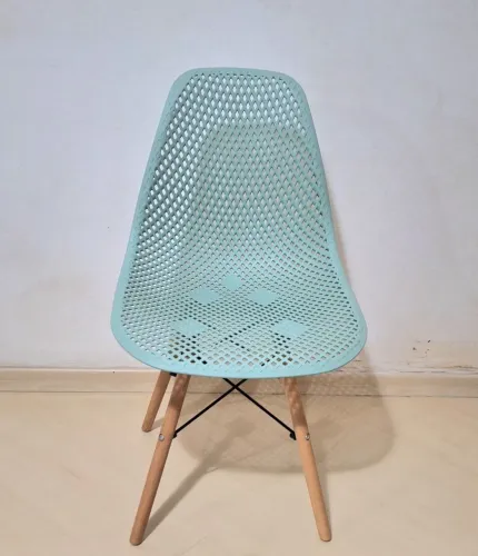 Linda cadeira Eames na cor verde Tiffany com pés palito. Buscar próximo a Doca.