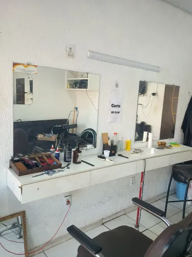 2 espelhos, e uma cadeira de barbeiro 