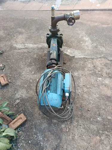 Motor e bomba de irrigação 
