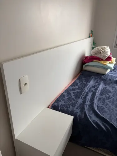 PAINEL DE CAMA KING SIZE EM MADEIRA - COM 2 CRIADOS-MUDOS E 2 GAVETAS